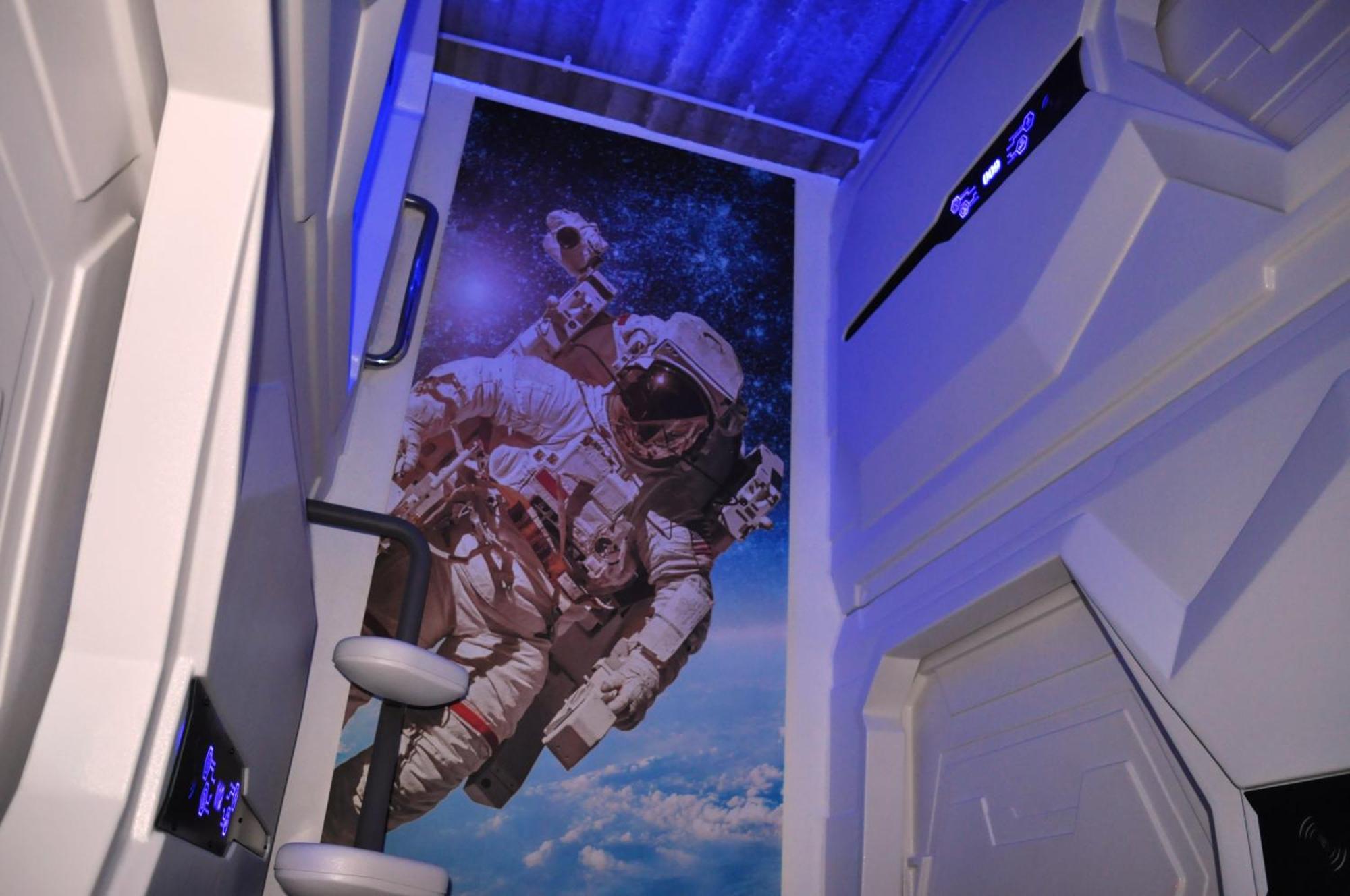 Cosmos Capsule Coworking London Hotel Exterior photo