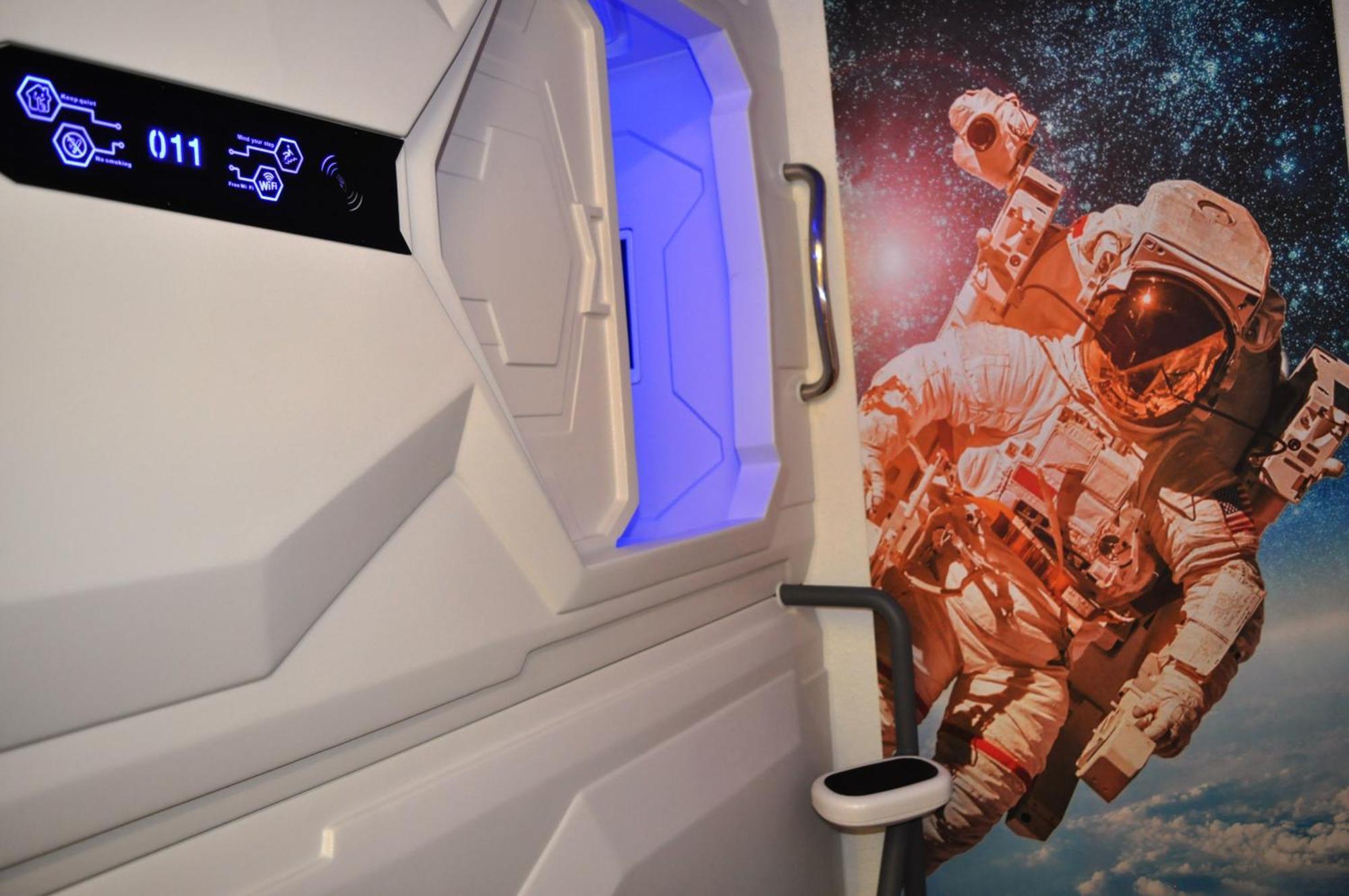 Cosmos Capsule Coworking London Hotel Exterior photo