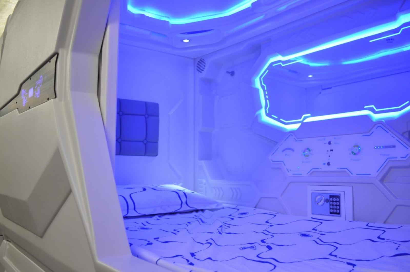 Cosmos Capsule Coworking London Hotel Exterior photo