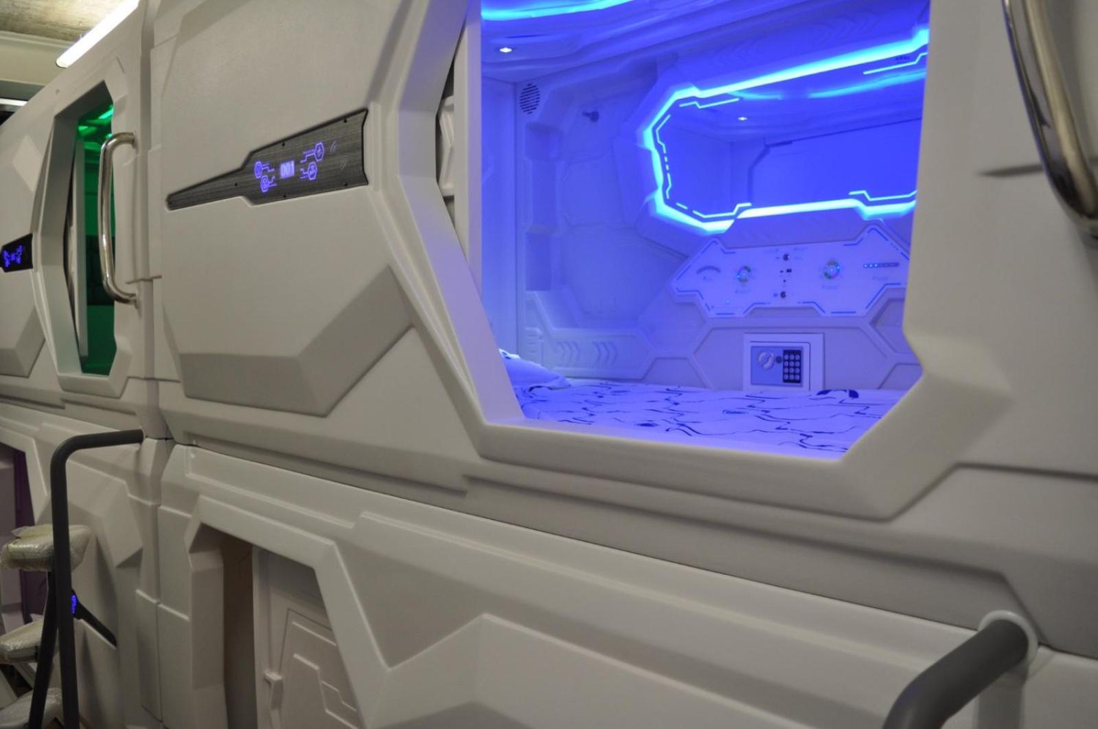 Cosmos Capsule Coworking London Hotel Exterior photo